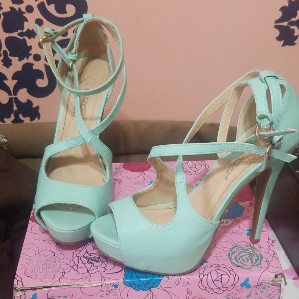 Shoe - Picture 2 of 3